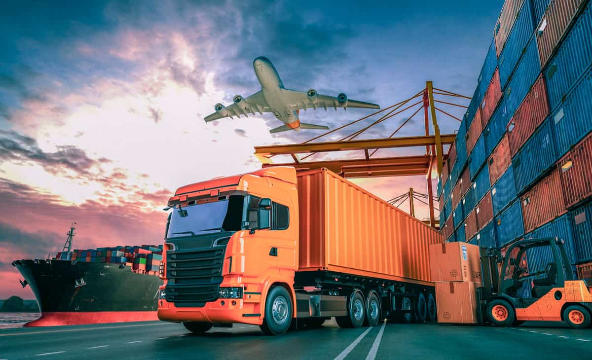caminhão no porta com navio e avição ao fundo