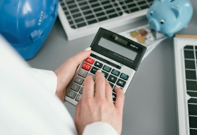 Trabalhadora executando cálculos com uma calculadora