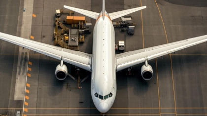 Avião sendo carregado, visão frontal superior