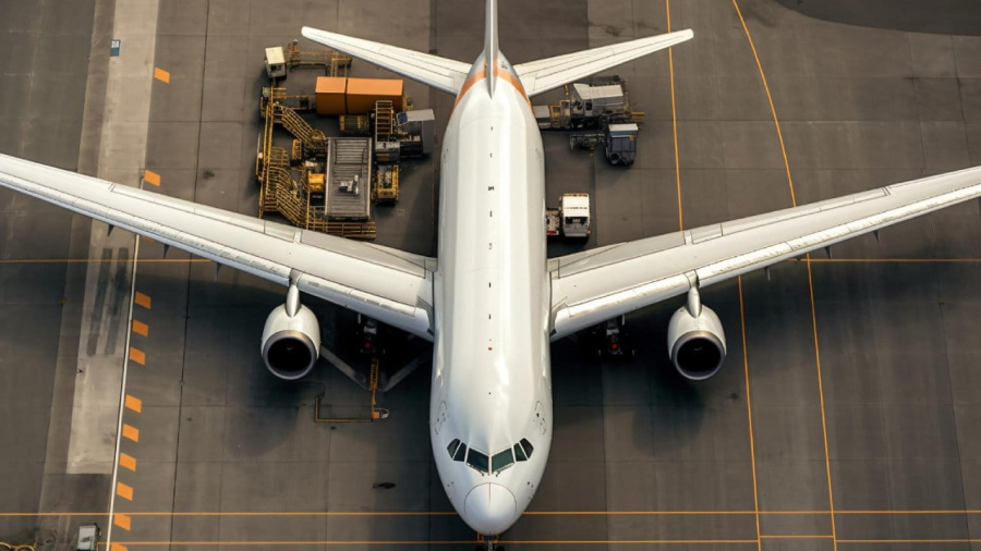 Avião sendo carregado, visão frontal superior